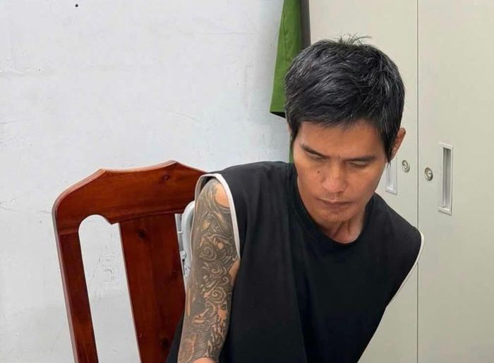 Lê Minh Hải được đưa về trụ sở cơ quan công an để làm việc, lấy lời khai. (Ảnh: Công an phường Đồng Sơn)