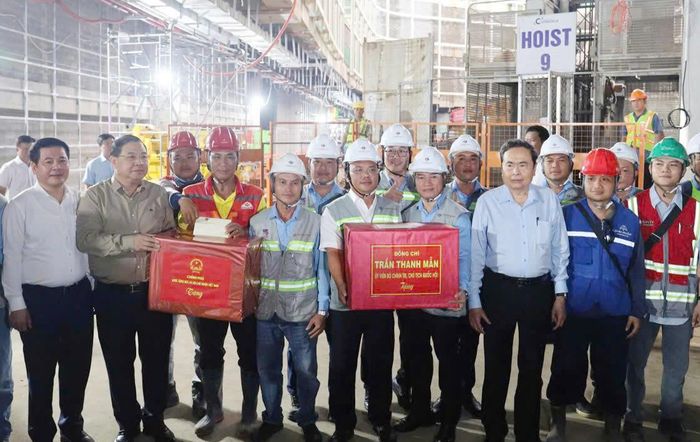 Đoàn công tác thăm và tặng quà cho kỹ sư, công nhân trên công trường các dự án phục vụ APEC 2027. (Ảnh: Dung Dung)