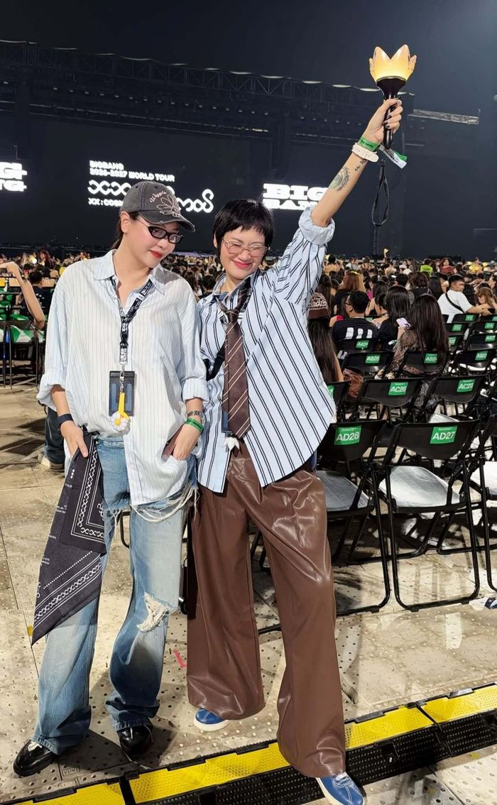 Đàm Thu Trang và stylist Pông Chuẩn tiếp tục có mặt tại concert BIGBANG tối 25/10, sau khi tham dự đêm diễn đầu tiên. Cả hai diện trang phục cá tính, mang theo lightstick để cổ vũ thần tượng. Đàm Thu Trang còn chia sẻ: “20 năm BIGBANG VIP vẫn ở đây”, thể hiện tình cảm dành cho nhóm nhạc sau nhiều năm.