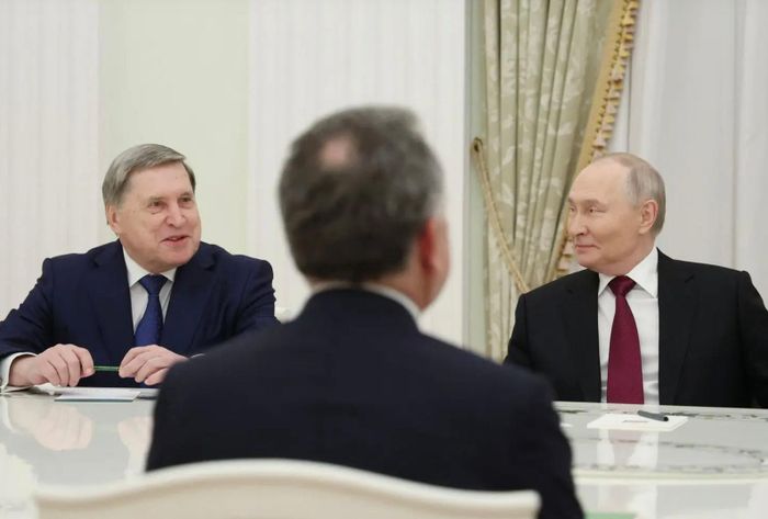 Tổng thống Nga Vladimir Putin và Trợ lý điện Kremlin Yuri Ushakov tham dự cuộc gặp với đặc phái viên Mỹ Steve Witkoff. (Ảnh: Getty)