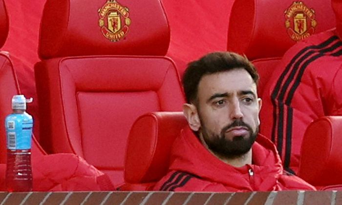Bruno Fernandes trầm ngâm trên ghế dự bị. (Ảnh: Reuters)
