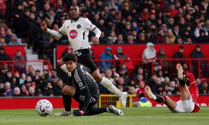 Hàng thủ Man Utd có một ngày thi đấu thảm họa. (Ảnh: Reuters)