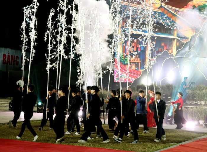 Với ba chương “Tiếng khèn núi hát”, “Nơi hẹn dưới chân mây” và “Tự hào hương sắc”, chương trình đưa khán giả qua hành trình khám phá văn hóa miền đá, từ đời sống đồng bào các dân tộc đến những giá trị lịch sử của vùng đất Tuyên Quang.