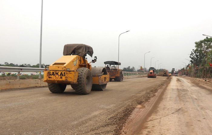Những công trình hạ tầng đang được đầu tư tại xã Ứng Hòa. Ảnh: UH