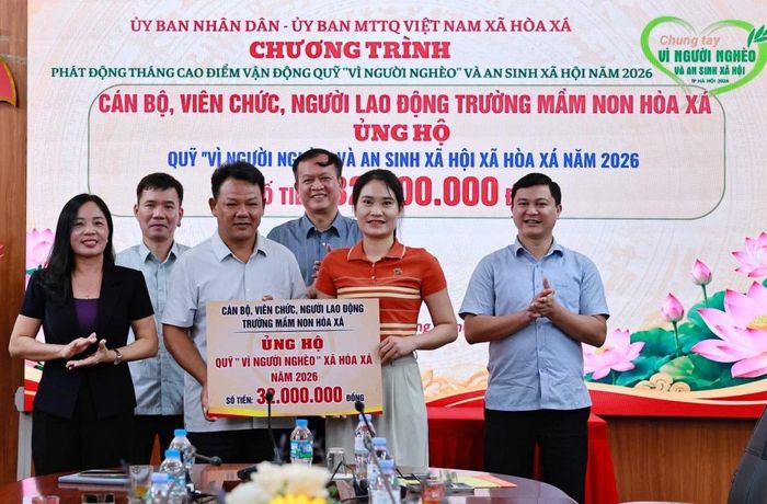 Đại diện cán bộ, viên chức, người lao động Trường Mầm non xã Hòa Xá trao ủng hộ Quỹ “Vì người nghèo” và an sinh xã hội xã Hòa Xá năm 2026.