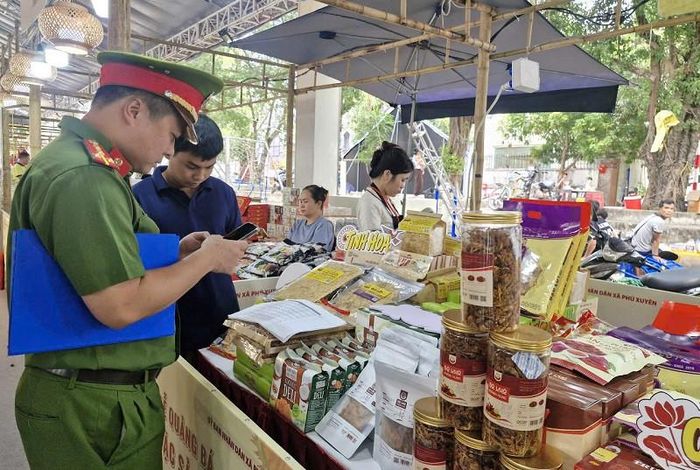Tăng cường kiểm tra chất lượng hàng hóa, điều kiện vệ sinh an toàn thực phẩm là yếu tố quan trọng, góp phần bảo vệ quyền lợi người tiêu dùng, minh bạch trong kinh doanh dịp lễ hội. Ảnh: PV