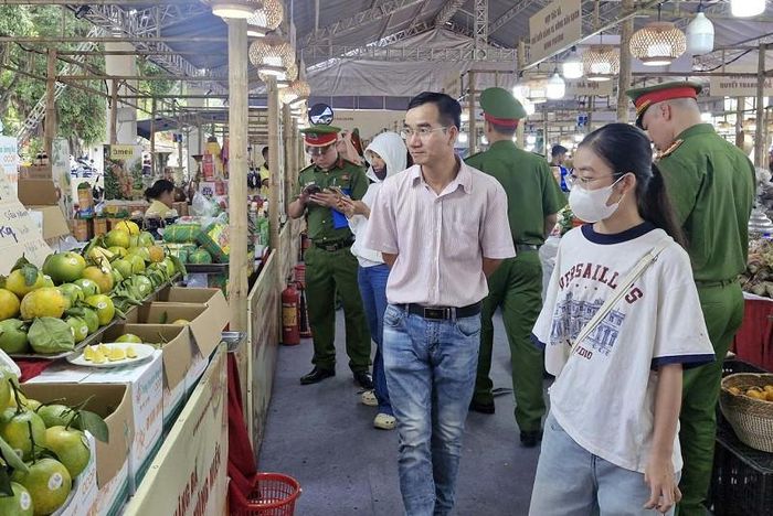 Đảm bảo chất lượng hàng hóavà an toàn vệ sinh thực phẩm là yếu tố quan trọng mỗi dịp lễ hội, bởi đây là thời điểm số lượng hàng hoá và sức mua sắm tăng cao. Ảnh: PV