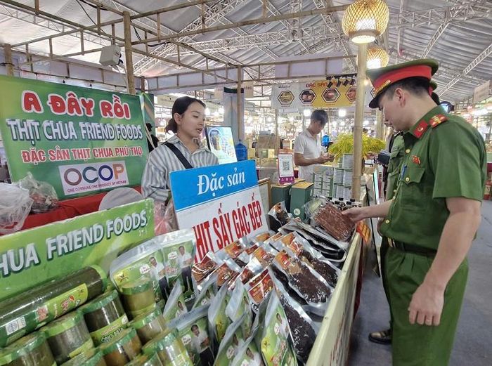 Các lực lượng chức năng ở xã Phú Xuyên tiến hành kiểm tra việc giới thiệu, trưng bày các sản phẩm hàng hóa tại Lễ hội vinh danh làng nghề và Tuần lễ quảng bá nông sản- đặc sản vùng miền Hà Nội năm 2026. Ảnh: PV