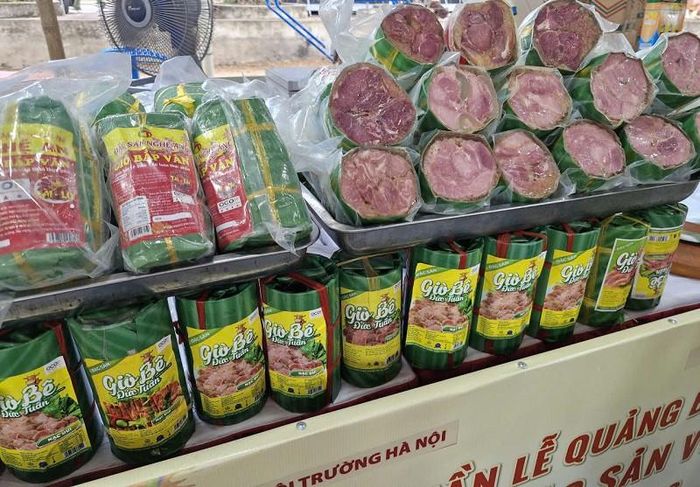 Sản phẩm hàng hóa được giới thiệu, trưng bày tại các gian hàng phục vụ lễ hội khá phong phú, đáp ứng nhu cầu mua sắm của người dân, du khách. Ảnh: PV