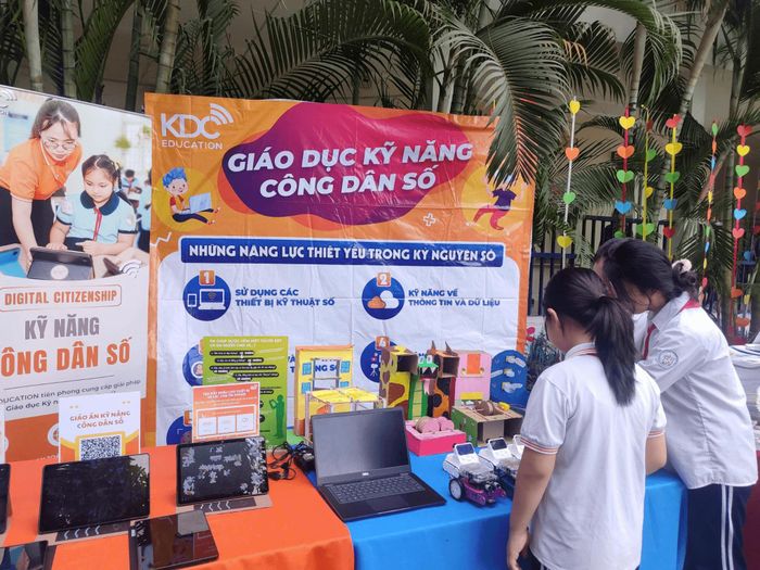Học sinh trải nghiệm các thiết bị và hoạt động giáo dục kỹ năng công dân số, hình thành những năng lực cần thiết trong thời đại công nghệ.