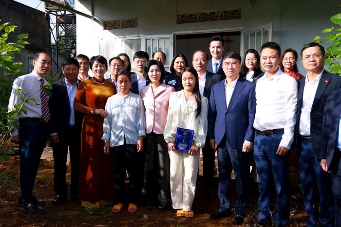 Đoàn công tác thành phố Hà Nội thăm gia đình bà Hoàng Thị Thanh Mai. Ảnh: Văn Tuyến