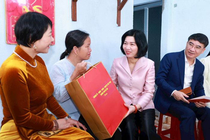 Chủ tịch HĐND TP Hà Nội Phùng Thị Hồng Hà sẻ chia sâu sắc với hộ gia đình bà Hoàng Thị Thanh Mai. Ảnh: Văn Tuyến