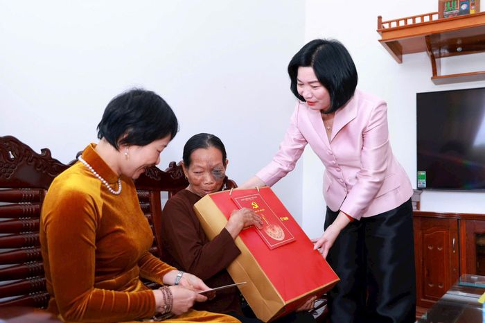 Chủ tịch HĐND TP Hà Nội Phùng Thị Hồng Hà tặng quà vợ ông Nguyễn Văn Tùng. Ảnh: Văn Tuyến