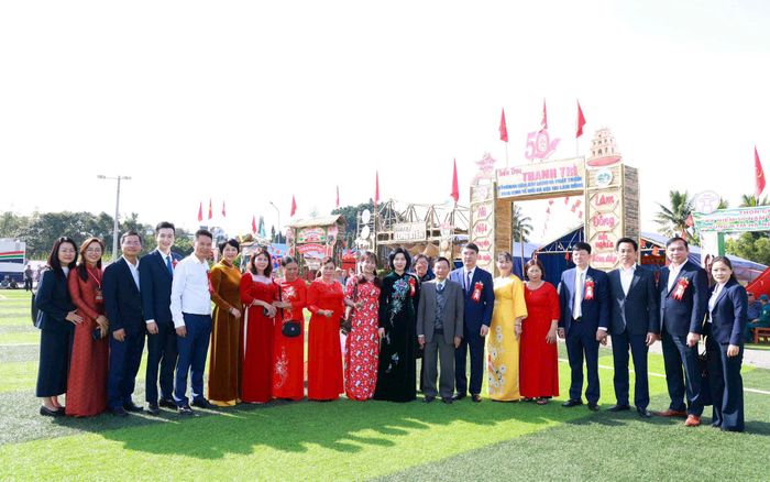 Đoàn công tác thành phố Hà Nội tại hội trại gắn với không gian ẩm thực truyền thống tập trung giới thiệu nét tinh hoa ẩm thực Thăng Long hòa quyện cùng sản vật đặc trưng của vùng đất Lâm Đồng. Ảnh: Văn Tuyến