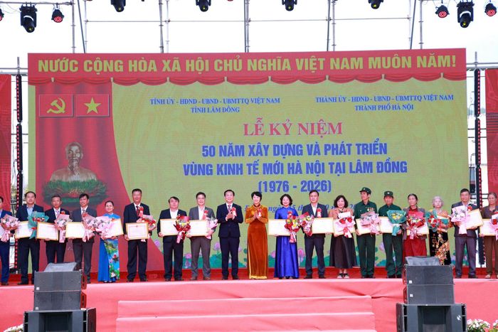Lãnh đạo tỉnh Lâm Đồng trao Bằng khen cho các tập thể, cá nhân có thành tích xuất sắc trong xây dựng và phát triển vùng kinh tế mới Hà Nội tại Lâm Đồng. Ảnh: Văn Tuyến