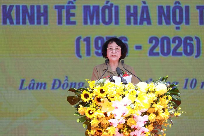 Bà Nguyễn Thị Mão, Trưởng ban Liên lạc Thanh niên xung phong tiền trạm xây dựng Vùng Kinh tế mới Hà Nội tại Lâm Đồng phát biểu ôn lại chặng đường 50 năm xây dựng vùng kinh tế mới. Ảnh: Văn Tuyến