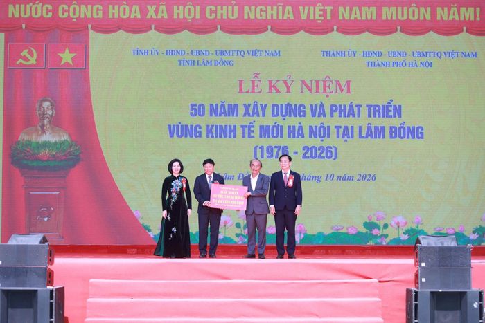 Trao biểu trưng hỗ trợ xây dựng 22 nhà đại đoàn kết trị giá hơn 1,3 tỷ đồng cho tỉnh Lâm Đồng. Ảnh: Văn Tuyến