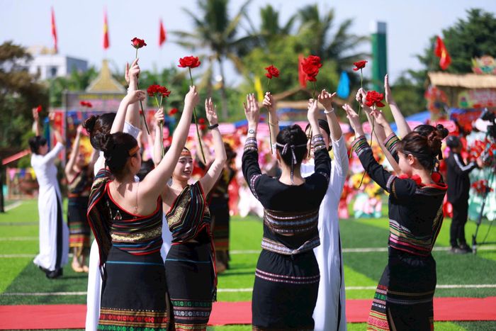 Sắc màu Thăng Long Hà Nội hòa quyện cùng bản sắc văn hóa Tây Nguyên tại lễ kỷ niệm. Ảnh: Văn Tuyến
