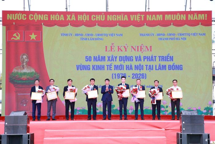Phó Chủ tịch UBND thành phố Hà Nội Nguyễn Xuân Lưu đã trao Bằng khen của Chủ tịch UBND thành phố Hà Nội cho các tập thể, cá nhân có thành tích xuất sắc trong xây dựng và phát triển vùng kinh tế mới Hà Nội tại Lâm Đồng. Ảnh: Văn Tuyến