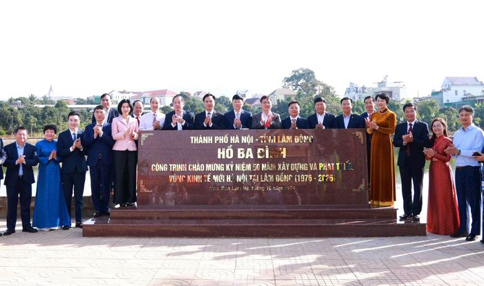 Lãnh đạo thành phố Hà Nội, tỉnh Lâm Đồng đã trồng cây lưu niệm và gắn biển công trình chào mừng kỷ niệm 50 năm thành lập Vùng kinh tế mới Hà Nội tại Lâm Đồng. Ảnh: Văn Tuyến