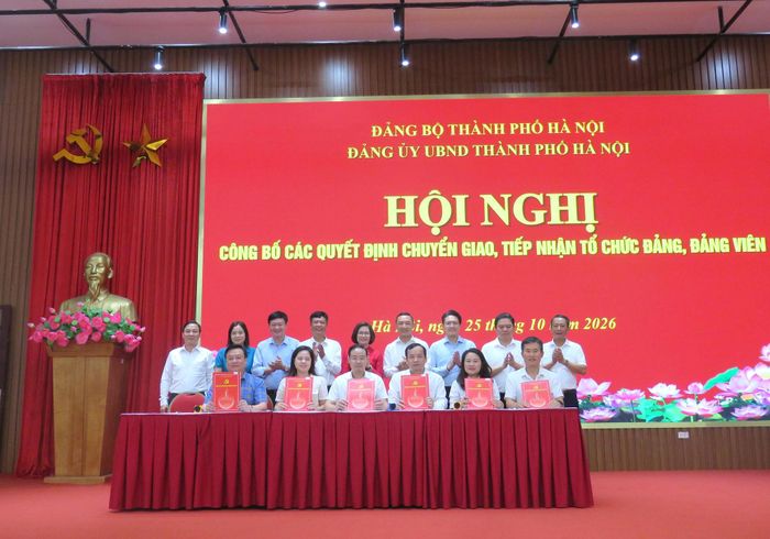 Đại diện các Ban Xây dựng Đảng phường, xã ký biên bản bàn giao. Ảnh: PV