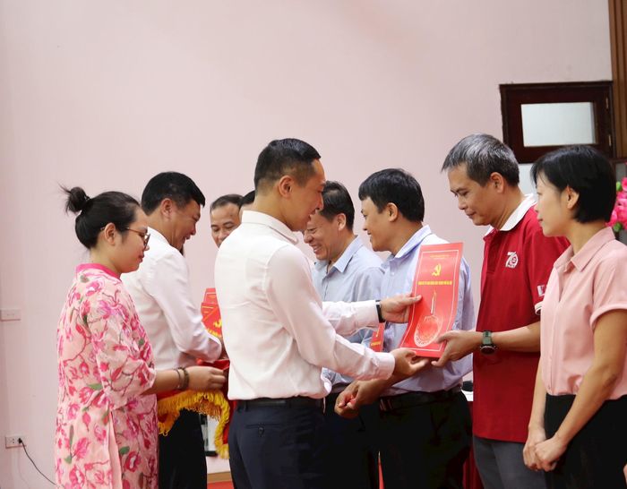 Phó Bí thư Đảng ủy UBND thành phố Doãn Trung Tuấn và Phó Bí thư Thường trực Đảng uỷ xã Thiên Lộc Phùng Khải Lợi trao quyết định chuyển giao, tiếp nhận cho các tổ tổ chức đảng, chi bộ. Ảnh: PV