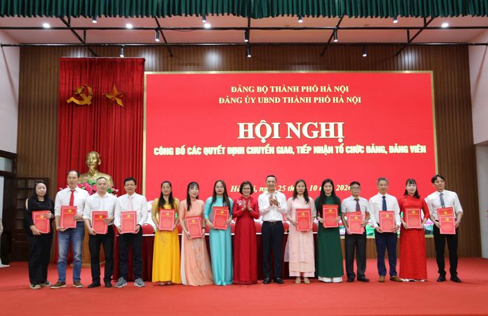 Trao quyết định chuyển giao, tiếp nhận các đảng bộ, chi bộ về xã Mê Linh. Ảnh: PV