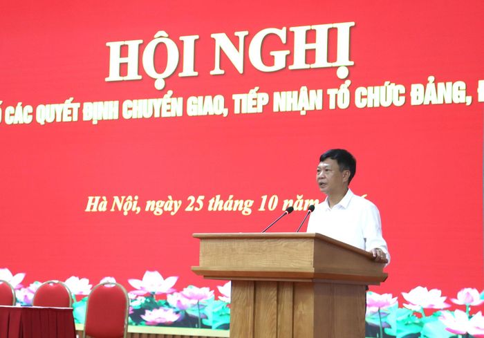 Phó Bí thư Thường trực Đảng ủy xã Thiên Lộc Phùng Khải Lợi, đại diện các Đảng uỷ xã tiếp nhận tổ chức đảng phát biểu ý kiến. Ảnh: PV