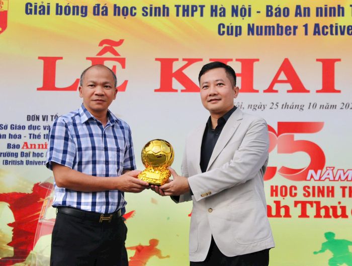 Phó Vụ trưởng Vụ Báo chí – Xuất bản, Ban Tuyên giáo Trung ương Nguyễn Gia Hưng trao tượng trưng Quả bóng Vàng cho Nhà báo Chu Quốc Dũng - Trưởng Ban biên tập An ninh Thủ đô, Trưởng Ban tổ chức giải. Ảnh: Thuần Thư