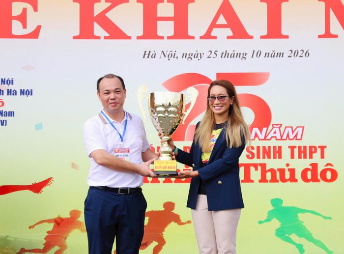 Bà Vũ Phương Thanh - đại diện Tập đoàn Tân Hiệp Phát, Nhà tài trợ chính của giải trao cúp biểu trưng mùa giải 2026 cho đại diện Ban tổ chức - Thượng tá Lưu Hồng Quân, Phó Trưởng Ban Biên tập An ninh Thủ đô, Ủy viên Thường trực Ban tổ chức giải. Ảnh: Thuần Thư