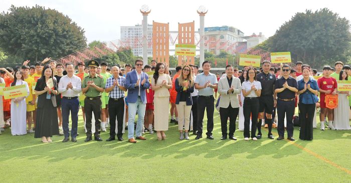 Các đồng chí lãnh đạo, đại biểu tặng cờ lưu niệm cho 130 đội bóng. Ảnh: Thuần Thư