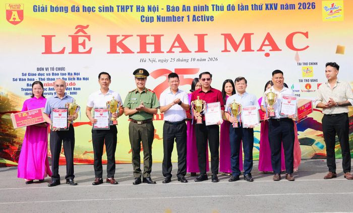 Thiếu tướng Nguyễn Ngọc Quyền – Phó Bí thư Đảng ủy, Phó Giám đốc Công an thành phố Hà Nội cùng các đại biểu tặng thường đại diện 5 trường có thành tích tốt nhất tại Giải bóng đá học sinh THPT Hà Nội - An ninh Thủ đô trong 25 năm qua. Ảnh: Thuần Thư