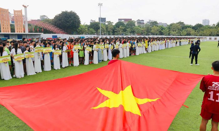Gần 5.000 thầy, cô giáo, học sinh tham dự lễ khai mạc. Ảnh: Thuần Thư