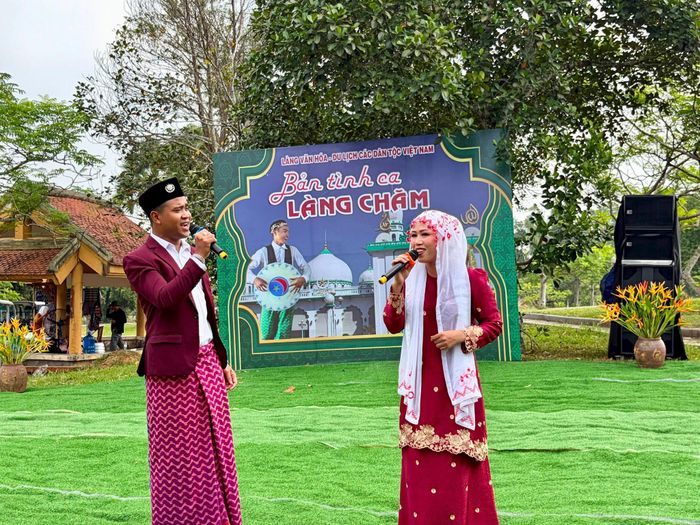 Trong ngày Tết, người dân sẽ cùng nhau ca hát, ăn mừng thể hiện tinh thần đoàn kết và chia sẻ của cộng đồng.