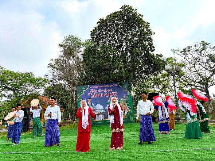 Các tiết mục ca hát, múa minh họa cùng phần trình diễn trang phục góp phần làm phong phú trải nghiệm của du khách, đồng thời giới thiệu bản sắc văn hóa của đồng bào Chăm Islam An Giang.