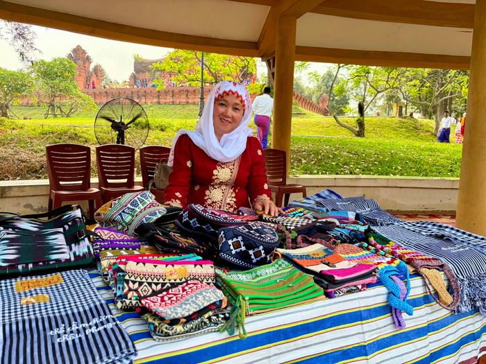 Trong ngày Tết, người Chăm Islam giới thiệu nhiều sản phẩm thủ công tới du khách.