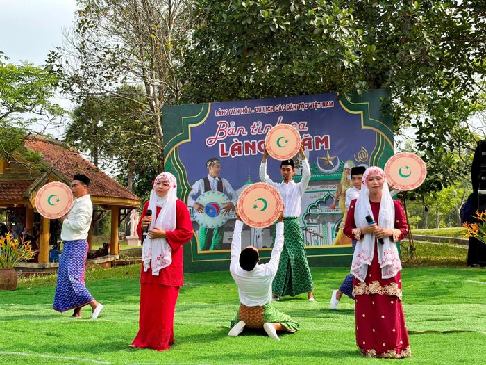 Tái hiện ngày Tết Raya Aidil Fitri tại Làng Văn hóa, Du lịch các dân tộc Việt Nam, người Chăm Islam biểu diễn nhiều tiết mục nghệ thuật đặc sắc.