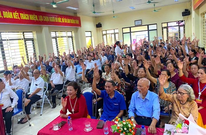 Người dân đồng lòng bầu cử Trưởng thôn nhiệm kỳ mới. Ảnh: Thanh Hà