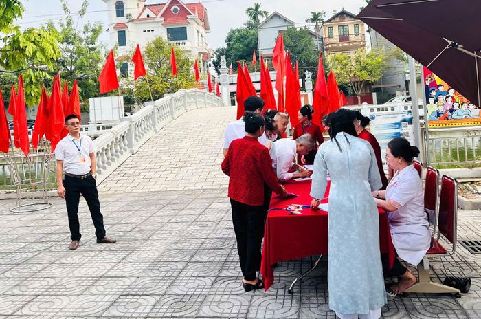 Người dân đến làm thủ tục bầu cử Trưởng thôn. Ảnh: Thanh Hà