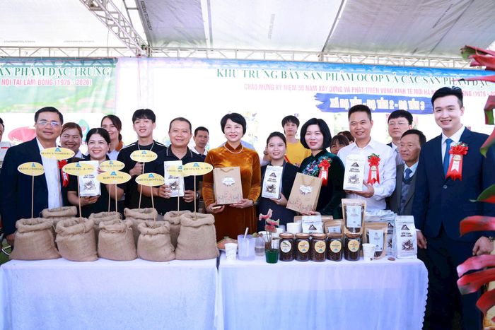 Lãnh đạo thành phố Hà Nội tham quan các gian hàng sản phẩm đặc trưng OCOP của các địa phương và của tỉnh Lâm Đồng. Ảnh: Văn Tuyến