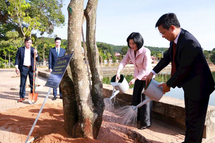 Lãnh đạo thành phố Hà Nội, tỉnh Lâm Đồng trồng cây lưu niệm. Ảnh: Văn Tuyến