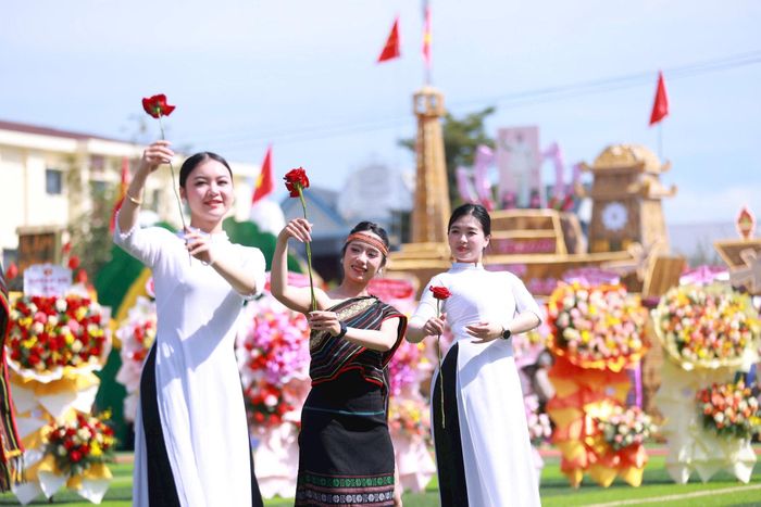 Các thiếu nữ trong trang phục truyền thống các dân tộc trình diễn các tiết mục văn nghệ tại lễ kỷ niệm. Ảnh: Văn Tuyến