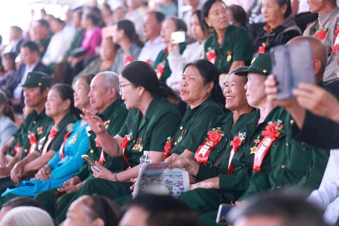 Cựu thanh niên xung phong tiền trạm xây dựng Vùng Kinh tế mới Hà Nội tại Lâm Đồng dự buổi lễ. Ảnh: Văn Tuyến