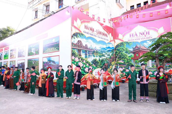 Thế hệ trẻ sẽ tiếp nối truyền thống nghĩa tình Hà Nội và Lâm Đồng. Ảnh: Văn Tuyến