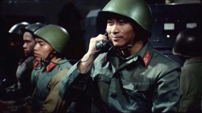 Phim kể những câu chuyện về người kiên cường bảo vệ Hà Nội trong bom đạn. Ảnh: Đoàn phim