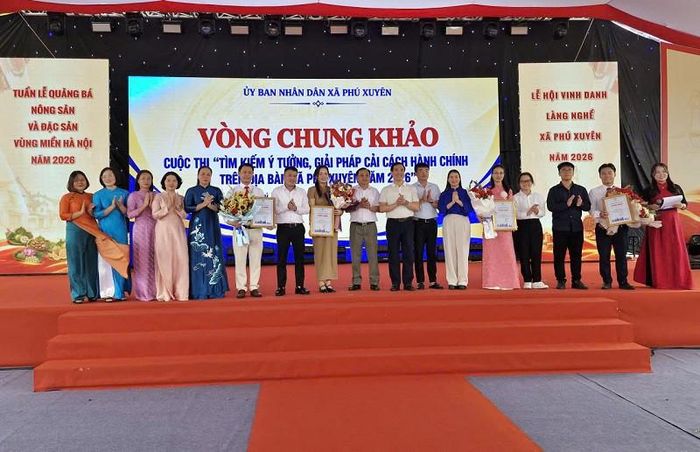 Các đại biểu tặng hoa chúc mừng, chụp ảnh lưu niệm cùng đại diện các đội tham gia dự thi vòng chung khảo cuộc thi “Tìm kiếm ý tưởng, giải pháp cải cách hành chính trên địa bàn xã Phú Xuyên năm 2026”. Ảnh: PV