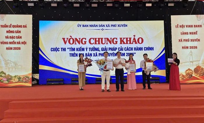 Đại diện lãnh đạo Sở Xây dựng Hà Nội trao giải Nhất cho đội thi Trường Tiểu học Thống Nhất. Ảnh: PV