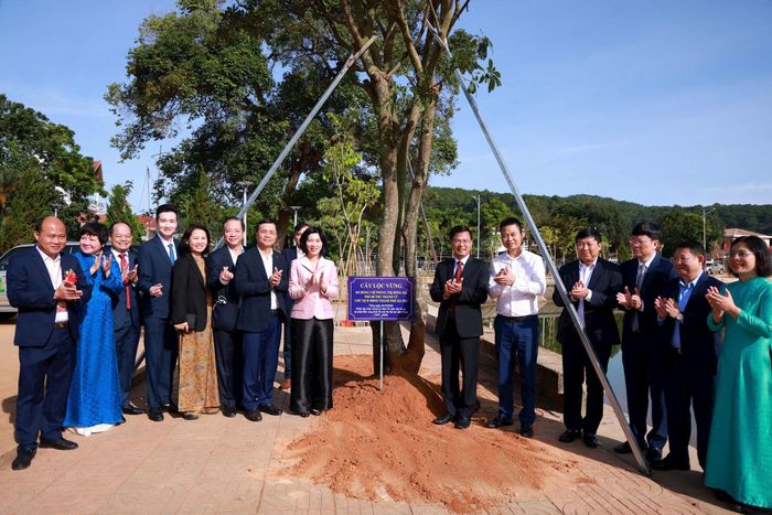 Lãnh đạo thành phố Hà Nội, tỉnh Lâm Đồng trồng cây lưu niệm. Ảnh: Văn Tuyến