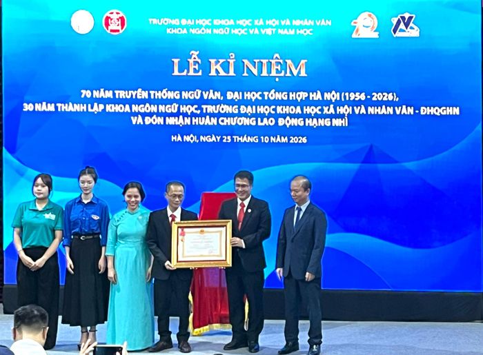 PGS.TS Bùi Hoài Sơn, Phó Trưởng Ban Tuyên giáo Trung ương trao Huân chương Lao động Hạng Nhì cho khoa ngôn ngữ học và Việt Nam học. Ảnh: Lê Nguyễn 