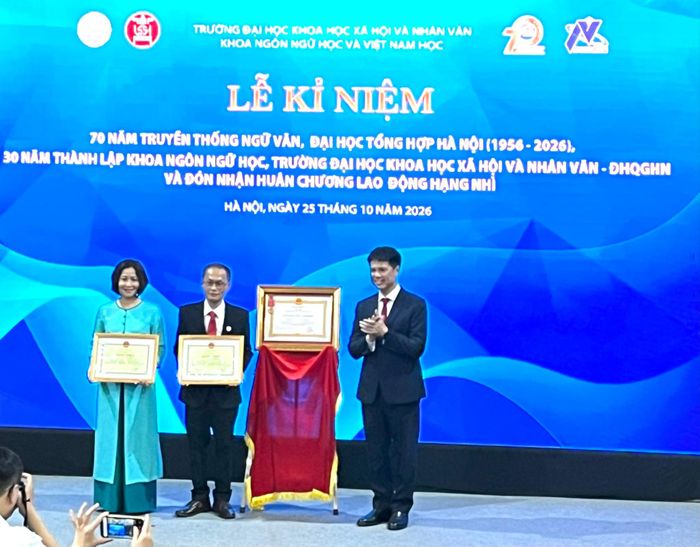 Trao Bằng khen của Bộ trưởng Bộ Giáo dục và Đào tạo tặng 2 cá nhân của khoa ngôn ngữ học và Việt Nam học. Ảnh: Lê Nguyễn